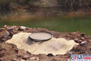 挖坑无护栏 两幼童掉坑溺水身亡